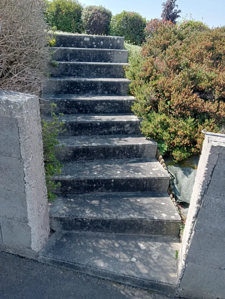 Des escaliers avant la pose de résine/moquette de pierre.